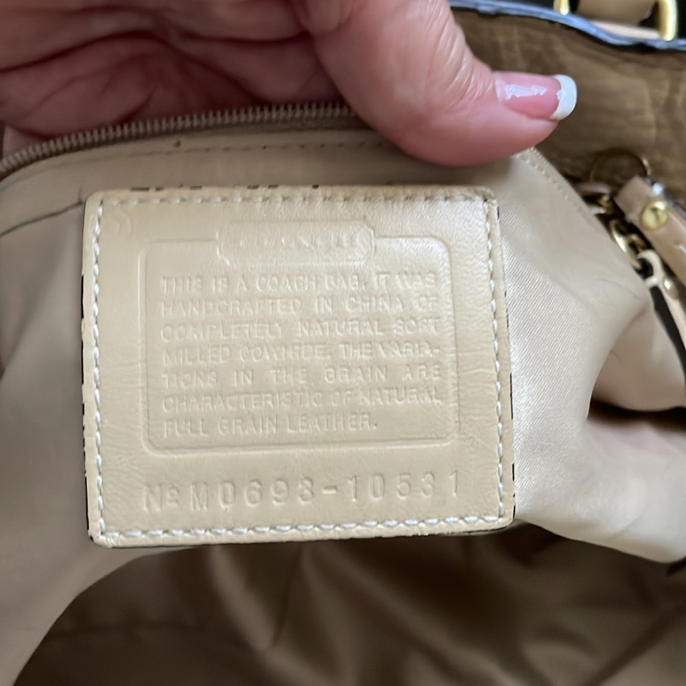Coach light tan/cream Hampton shoulder bag. - Picture 6 of 16